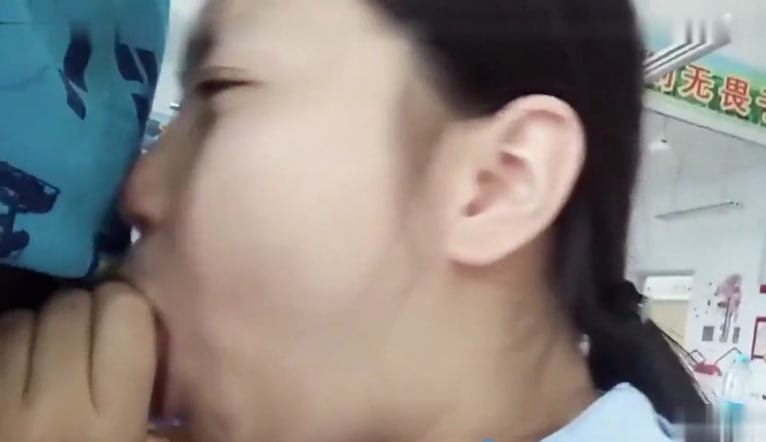 教室诱惑：男友趁无人解开拉链，喂女友享受棒棒激情偷欢！